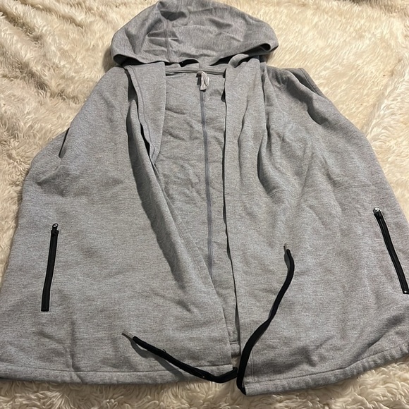 Lorna Jane It’s a Wrap Vest - Picture 2 of 4